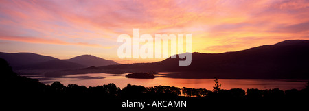 Sunrise over Derwentwater da Catbells, Near Keswick, Lake District, Cumbria, England, Regno Unito, Europa Foto Stock