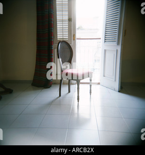 Sedia davanti alla finestra, Hotel La Union, Cienfuegos, Cuba, West Indies, America Centrale Foto Stock