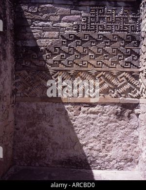 Geometrica modello intagliato su una parete in palazzo in zapoteco rovine di Mitla Oaxaca Messico Foto Stock