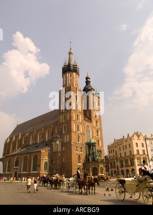 La Polonia a Cracovia st. Chiesa di Maria assunta in Rynek Glowny nella città vecchia Foto Stock