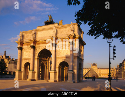 Arc de triomphe du Carousel e il Louvre, Parigi, Francia, Europa Foto Stock