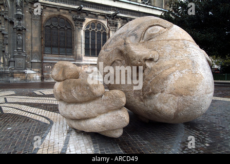 Parigi scultura di testa di L Ecoute da Henri de Miller si trova al di fuori di St Eustache chiesa Foto Stock