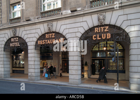 Piccadilly ingresso del Ritz Hotel Restaurant & club a Londra famoso in tutto il mondo per l'alta società e lusso vivere Inghilterra Regno Unito Foto Stock