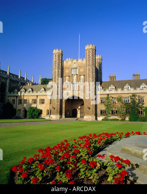 La Grande Corte, vista la grande porta del Trinity College di Cambridge, Cambridgeshire, England, Regno Unito Foto Stock