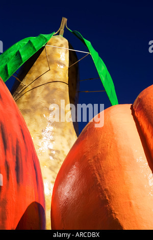 Fibra di vetro di grandi dimensioni icone di frutta stand all'ingresso del Cromwell shopping center di Central Otago, Nuova Zelanda Foto Stock