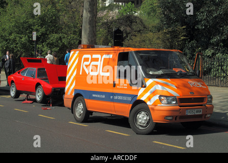 Embankment London RAC van frequentando ripartizione delle auto Foto Stock