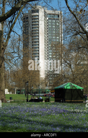 Alberi invernali con vista sul lussuoso Hilton Hotel a cinque stelle Affari in un edificio distintivo di grattacieli in Park Lane Hyde Park Mayfair Londra Inghilterra Regno Unito Foto Stock