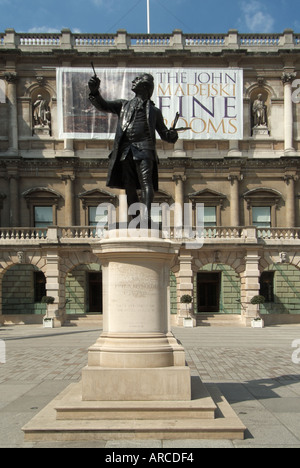 London Royal Academy cortile con scultura di Sir Joshva Reynolds prima Presidente del RA e banner promozionali Foto Stock