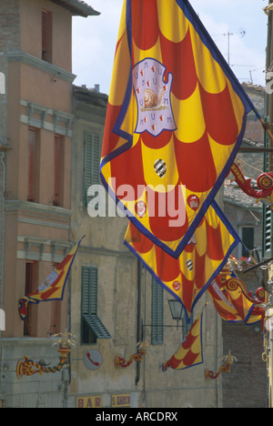 Le bandiere e le lampade della Chiocciola (lumaca) contrada in Via San Marco durante il Palio a Siena, Toscana, Italia, Europa Foto Stock