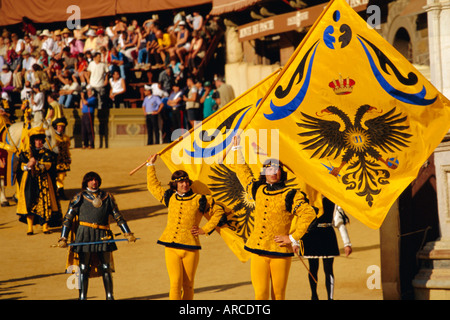 Il Palio, alfieri dell'Aquila (Aquila) contrada, Siena, Toscana, Italia, Europa Foto Stock