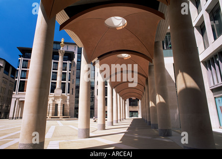 In Arcade Paternoster Square, vicino alla Cattedrale di San Paolo a Londra, Inghilterra, Regno Unito (UK), Europa Foto Stock