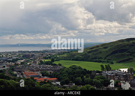 Scozia Edinburgh Holyrood Palace e gli edifici della città visto dal Monumento Nelson su Calton Hill Foto Stock