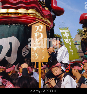 Karatsu Okunchi Festival, i bambini sul galleggiante in festival accappatoi, Karatsu, Kyushu, Giappone Foto Stock