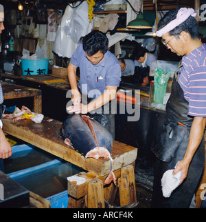 Il taglio di tonno, Mattina mercato del pesce Tsukiji, Tokyo, Giappone Foto Stock