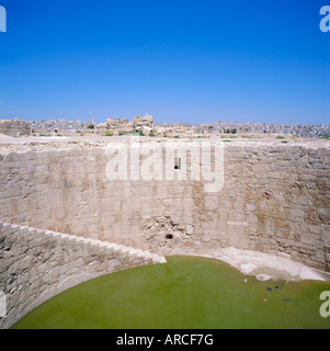 Jebel al-Qal'a (Cittadella). Cisterna scavata 5m di profondità per 16m tra per la fornitura di acqua per la Umayyad palace, Amman, Giordania, Medio Oriente Foto Stock