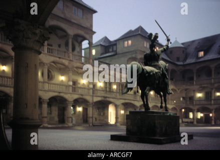 Una statua equestre del Duca Eberhard im Bart nel cortile del Castello Vecchio a Stuttgart Germania Foto Stock