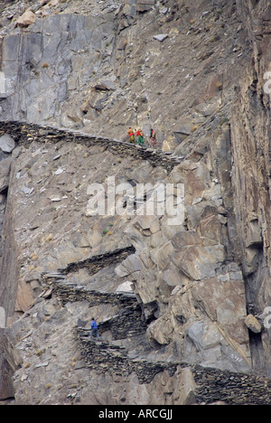 Avvolgimento percorso di montagna, Vicino Passu, Bojal, Pakistan, Asia Foto Stock