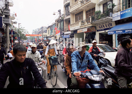 Strada trafficata, Hanoi, Vietnam, Indocina, Asia sud-orientale, Asia Foto Stock