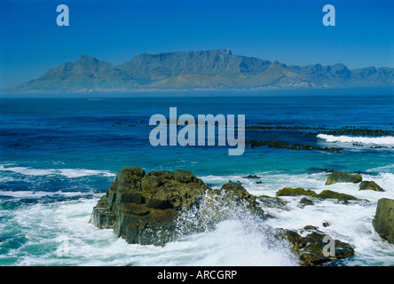 Table Mountain vista da Robben Island, Cape Town, Sud Africa Foto Stock