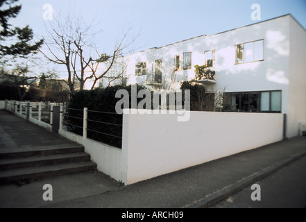 Una casa nel famoso insediamento Weissenhof progettato dall architetto J J P Oud in Killesberg Stuttgart Germania Foto Stock