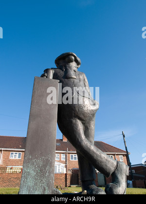 Una statua di bronzo di un ben noto personaggio dei fumetti Andy Capp sul promontorio di Hartlepool Co Durham, casa del suo creatore Reg Smythe Foto Stock