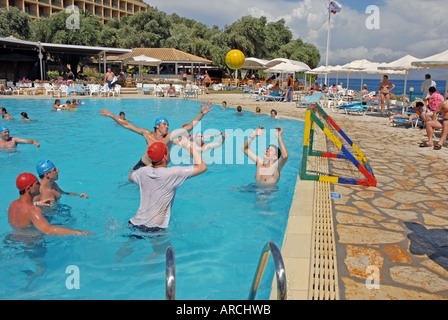 Giovani uomini la riproduzione di pallanuoto in piscina all'aria aperta, Corfù, Grecia Foto Stock