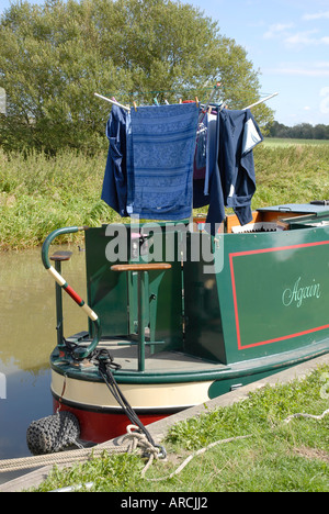 Lavaggio e asciugatura rotative a linea di abbigliamento in corrispondenza della parte posteriore della narrowboat, Kennet & Avon Canal, Wiltshire, Inghilterra Foto Stock