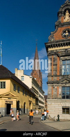 Una strada a Malmo, Svezia, che conduce dalla grande piazza di Stortorget alla medievale di San Pietro Foto Stock