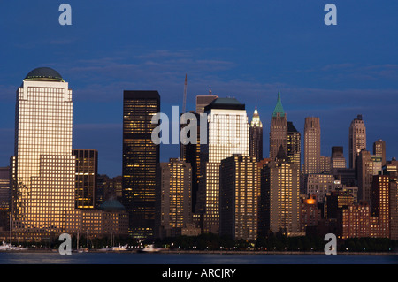 Inferiore dello skyline di Manhattan attraverso il fiume Hudson, New York New York, Stati Uniti d'America, America del Nord Foto Stock