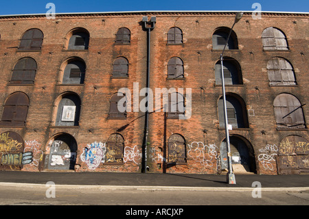 Magazzini abbandonati in DUMBO (giù sotto Manhattan Bridge cavalcavia) quartiere di Brooklyn, New York, New York, Stati Uniti d'America Foto Stock