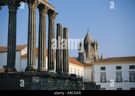 Tempio romano e la cattedrale, Evora, Alentejo, Portogallo, Europa Foto Stock