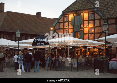 Lilla Torg è un piccolo squre pedonale di Malmo Svezia circondato da ristoranti e bar ed è famosa per la sua vita notturna Foto Stock