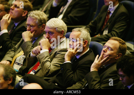 Imprenditori ascoltare un discorso alla conferenza di CBI presso il Centro Convegni Internazionale di Birmingham REGNO UNITO Foto Stock