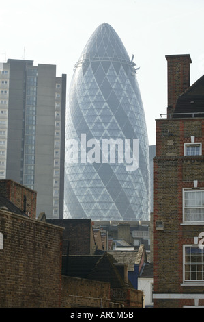 La Swiss Re Tower noto come il Gherkin a 30 St Mary Axe a Londra. Foto Stock