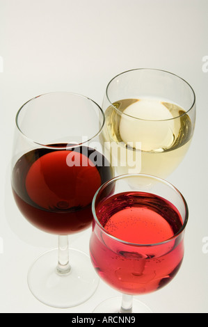 Un bicchiere ciascuno di rosso, bianco e rosato su sfondo bianco Foto Stock