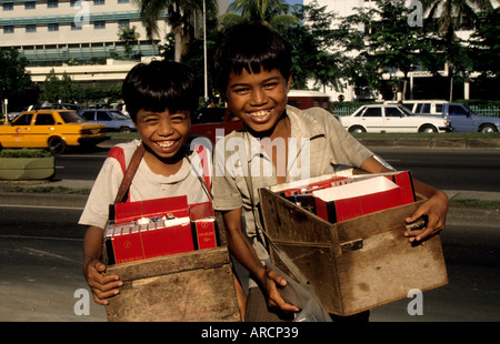 Jakarta Java Indonesia ragazzi fumatori di sigarette Foto Stock
