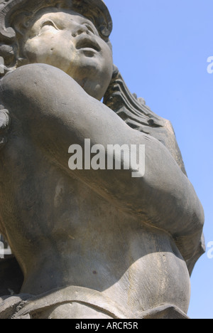 Dettaglio della Santissima Trinità Colonna della Peste in Olmouc, Repubblica Ceca che mostra un angelo. Foto Stock