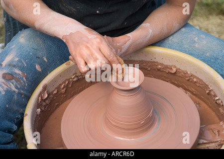 Giovane donna facendo una ciotola su un tornio del vasaio Foto Stock