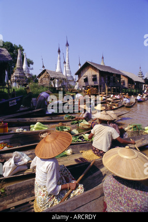 Le donne nelle barche in vendita di verdura, mercato galleggiante sul Lago, Lago Inle, Stato Shan, Myanmar (Birmania), Asia Foto Stock