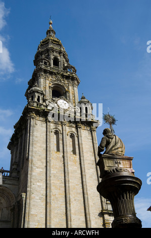 Vista della cattedrale di Santiago da Plaza de Las Platerias, Sito Patrimonio Mondiale dell'UNESCO, Santiago de Compostela, Galizia, Spagna Foto Stock