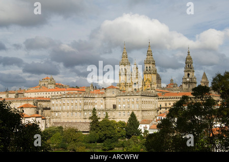 Cattedrale di Santiago con il palazzo di Raxoi in primo piano, Santiago de Compostela, Galizia, Spagna, Europa Foto Stock
