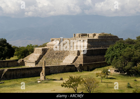 Edificio 5 all'antica zapoteco città di Monte Alban, vicino alla città di Oaxaca, Oaxaca, Messico, America del Nord Foto Stock