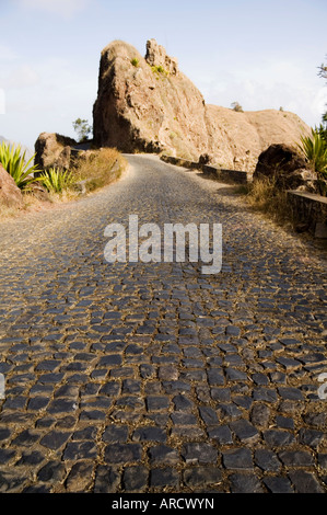 Strada acciottolata sul modo per Ribiera Grande da Porto Novo, Santo Antao, Isole di Capo Verde, Africa Foto Stock