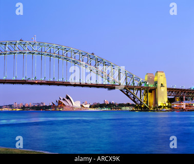 Il Sydney Harbour Bridge e la Opera House di Sydney, Nuovo Galles del Sud, Australia Foto Stock