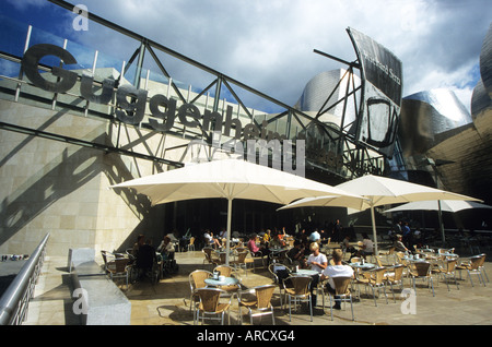 Café presso il Museo Guggenheim progettato da Frank Gehry a Bilbao Spagna. Foto Stock