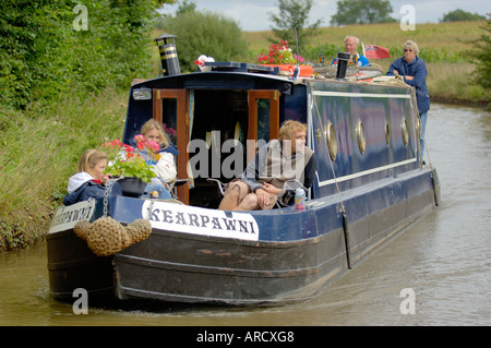 Famiglia sulla barca stretta Llangollen Denbighshire North East Wales UK Foto Stock