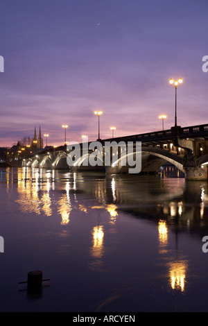 Saint Esprit bridge di notte a Bayonne Francia Foto Stock