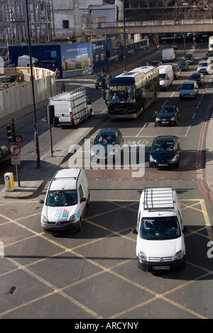Il traffico su Upper Thames Street City of London GB UK Foto Stock