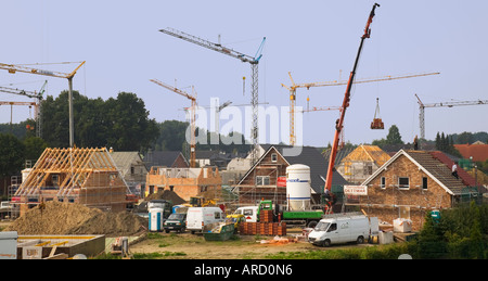 Gru al di sopra di un edificio sito in una nuova area residenziale Foto Stock