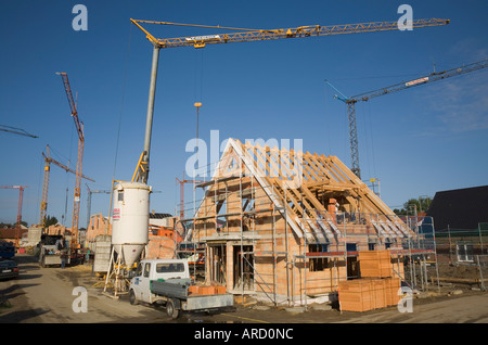 Gru al di sopra di un edificio sito in una nuova area residenziale Foto Stock